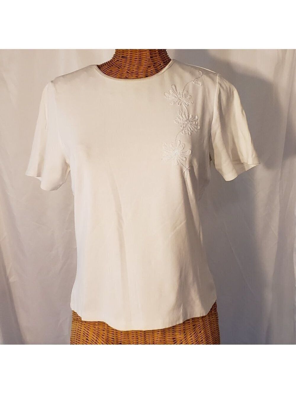 Ladies Vintage LINDOR Short Sleeve Floral Embroidered Tee in White - P/S